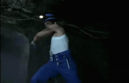 Odważny górnik w kopalni